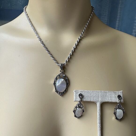 VTG‎ Monet Necklace Pendant 16" Mother Of Pearl Silver Plated Matching Earrings - Picture 1 of 12